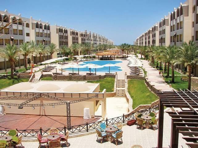 Nubia Aqua Beach *