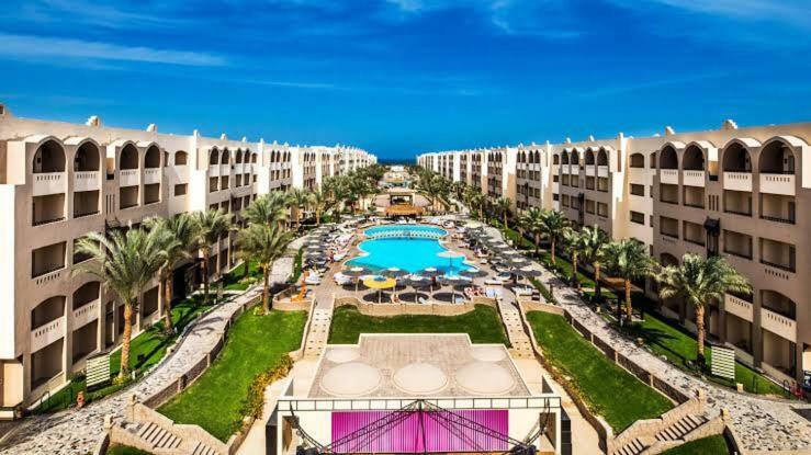 Nubia Aqua Beach *